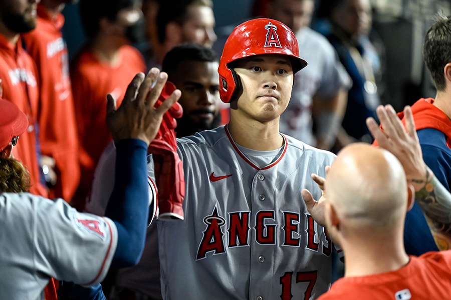 9回に右翼線へ三塁打を放った後、ベンチで迎えられるエンゼルスの大谷翔平【写真：Getty Images】