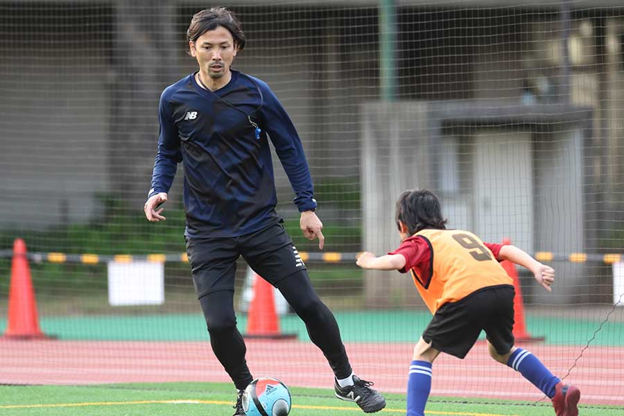 鈴木隆行氏も一緒にボールを蹴りながら子供たちに基礎技術を教えていく【写真：高橋学】