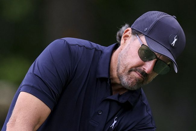 打球が観客の頭部直撃 