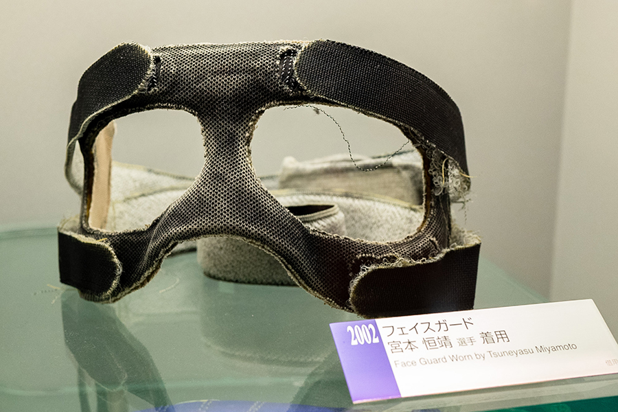 当時使用したフェイスガードは日本サッカーミュージアムに展示されている【写真：荒川祐史】