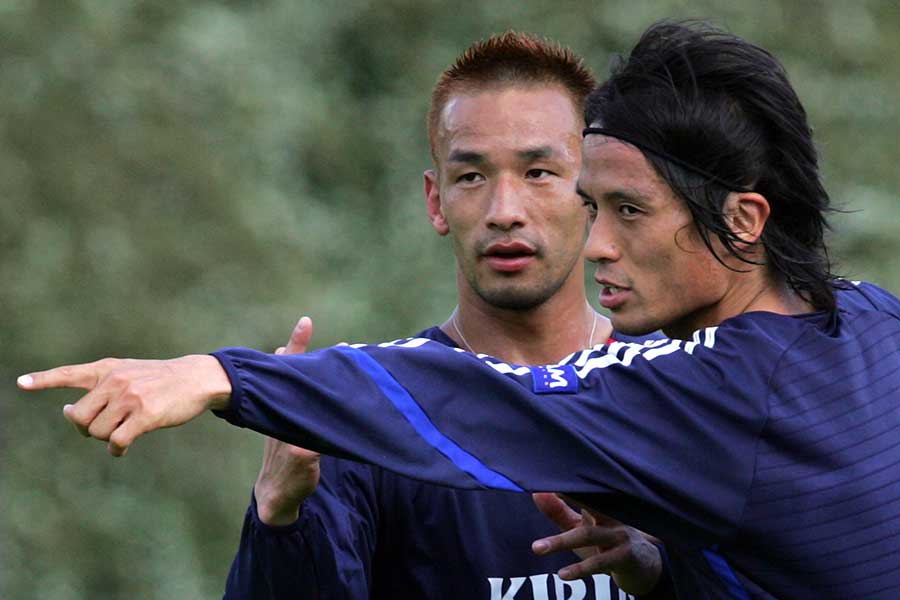 16歳の時から2006年ドイツW杯まで日本代表で戦い続けた宮本恒靖（右）と中田英寿【写真：ロイター/アフロ】