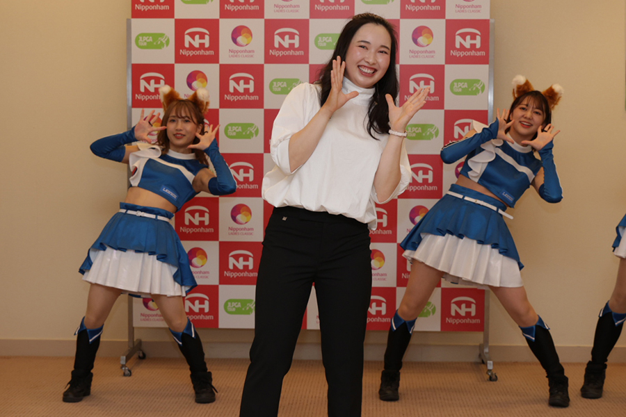 ニッポンハムレディス前夜祭で小祝さくららが「きつねダンス」を披露【写真：日本女子プロゴルフ協会提供】