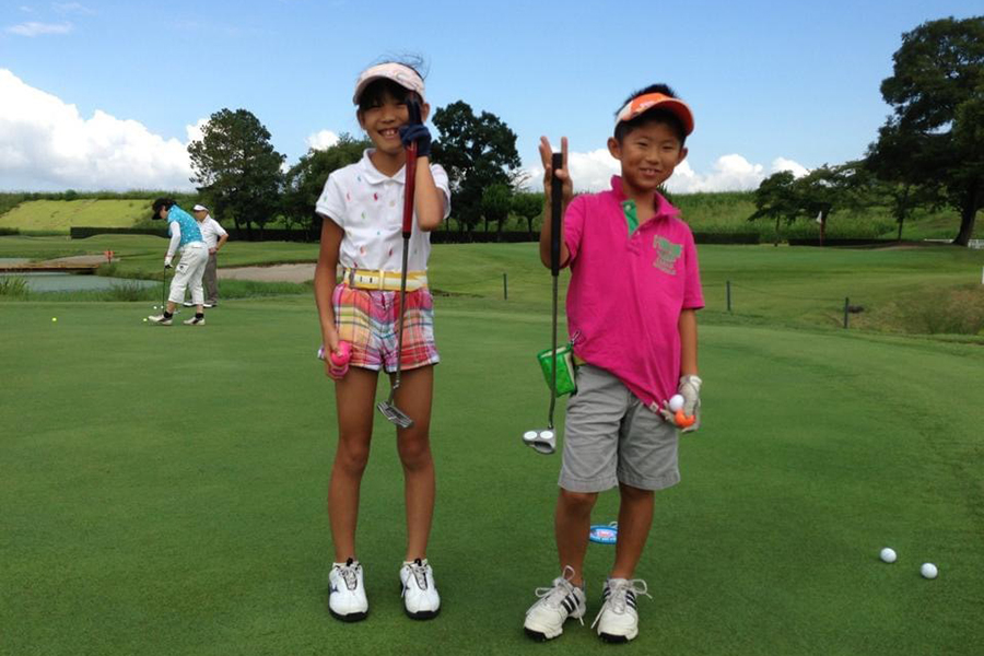 5歳からゴルフを始め、競技を楽しんできた馬場咲希（左）【写真：父親提供】