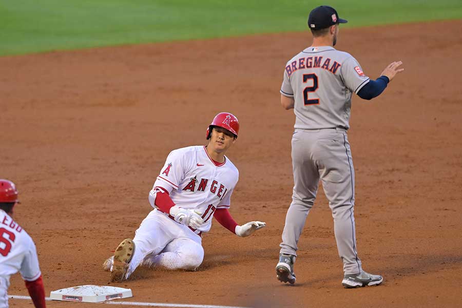 2回に適時三塁打を放ち、三塁へ滑り込むエンゼルスの大谷翔平【写真：ロイター】