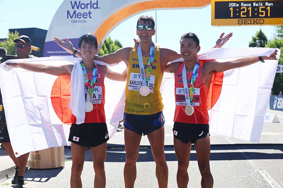 オレゴン世界陸上、男子20キロ競歩で優勝した山西利和（右）と2位だった池田向希（左）【写真：Getty Images】