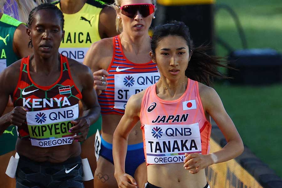 オレゴン世界陸上女子1500メートル予選で先頭を走る田中希実【写真：ロイター】
