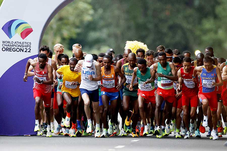世界陸上で一斉に走り出す男子マラソンの選手たち、その後ろには黄色い影が…【写真：Getty Images】