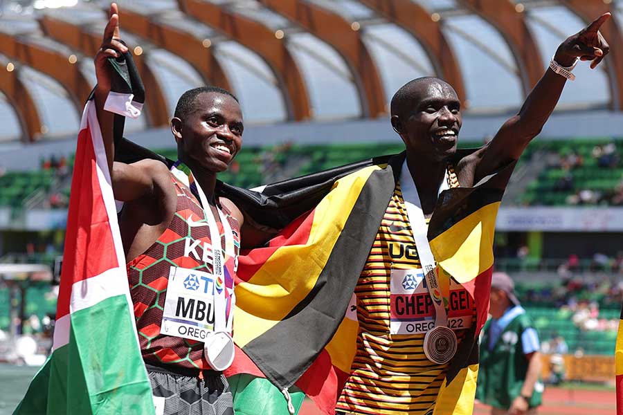 男子1万メートルのゴール後、金メダルのチェプテゲイとともに国旗を掲げるムブル（左）【写真：ロイター】
