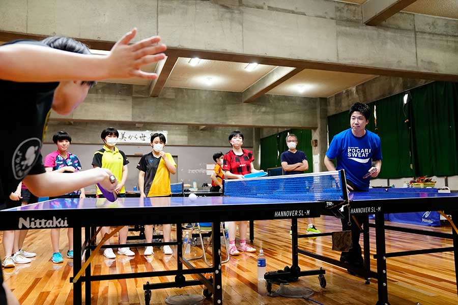 水谷さんは女子卓球部13人に直接指導した【写真：荒川祐史】