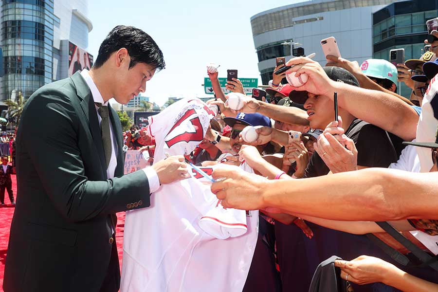 球宴レッドカーペットでファンにサインをするエンゼルスの大谷翔平【写真：Getty Images】