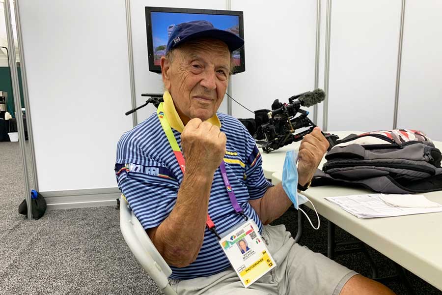 世界陸上で出会った81歳のカメラマン、ジュリアーノ・ベヴィラクアさんはガッツポーズで撮影に応じてくれた【写真：浜田洋平】