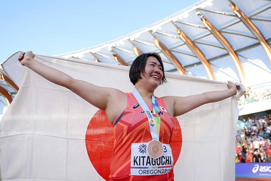 世界陸上女子やり投げ、投てき種目日本女子初のメダル獲得という歴史的快挙を達成した北口榛花【写真：Getty Images】