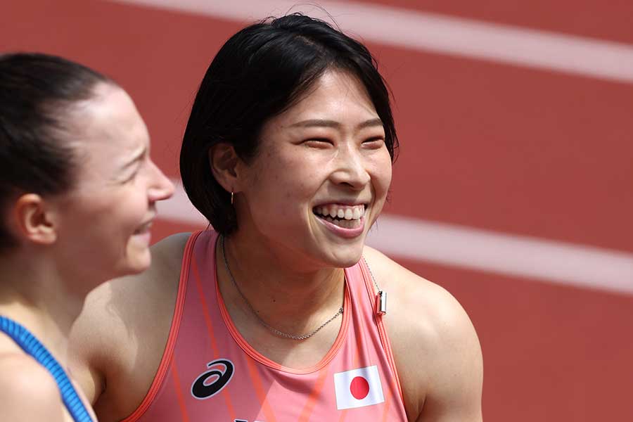 世界陸上女子100m障害予選を通過し、笑顔の青木益未【写真：Getty Images】