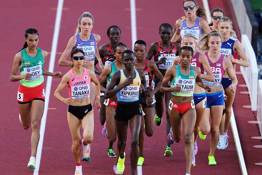 世界陸上、女子5000m決勝で12位となった田中希実（左から2人目）【写真：ロイター】