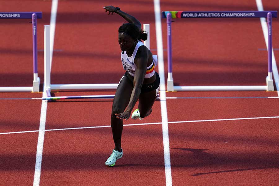 女子100メートル障害、1人で再レースに挑んだアンネ・ザグレ【写真：ロイター】