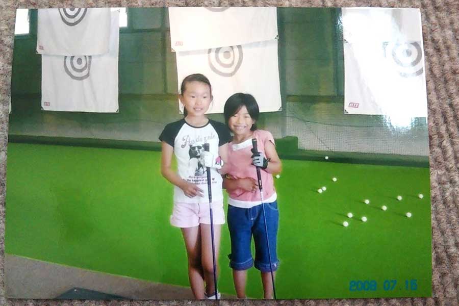 四村（右）が6歳から通ったゴルフスクールでは、山田彩歩（左）らと腕を競い合った【写真：本人提供】