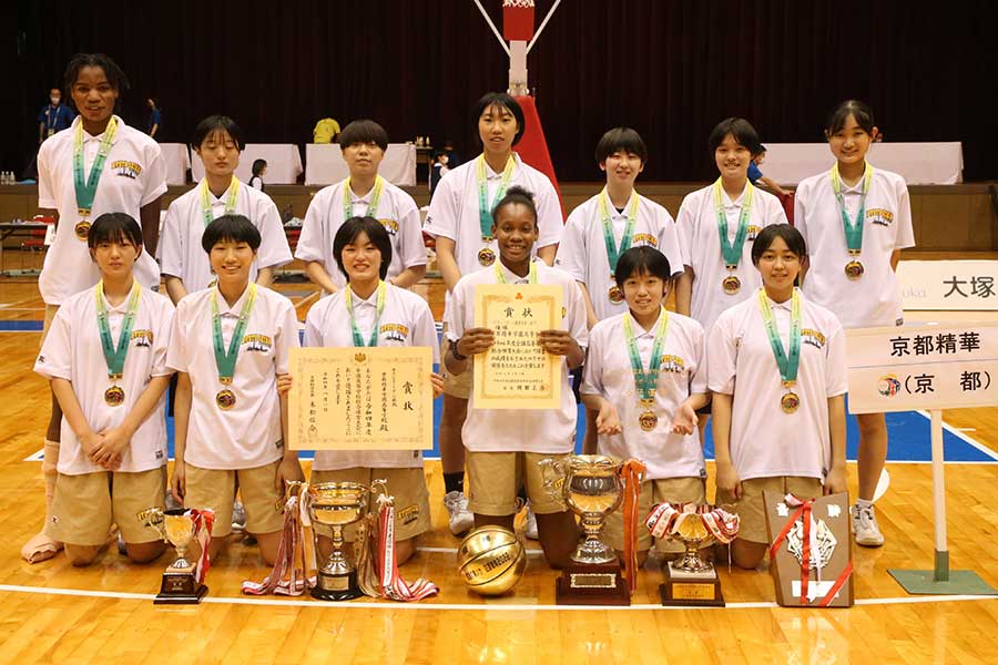 イゾジェ・ウチェ（前列右から3人目）を中心に全員バスケで初優勝を果たした京都精華【写真：平野貴也】
