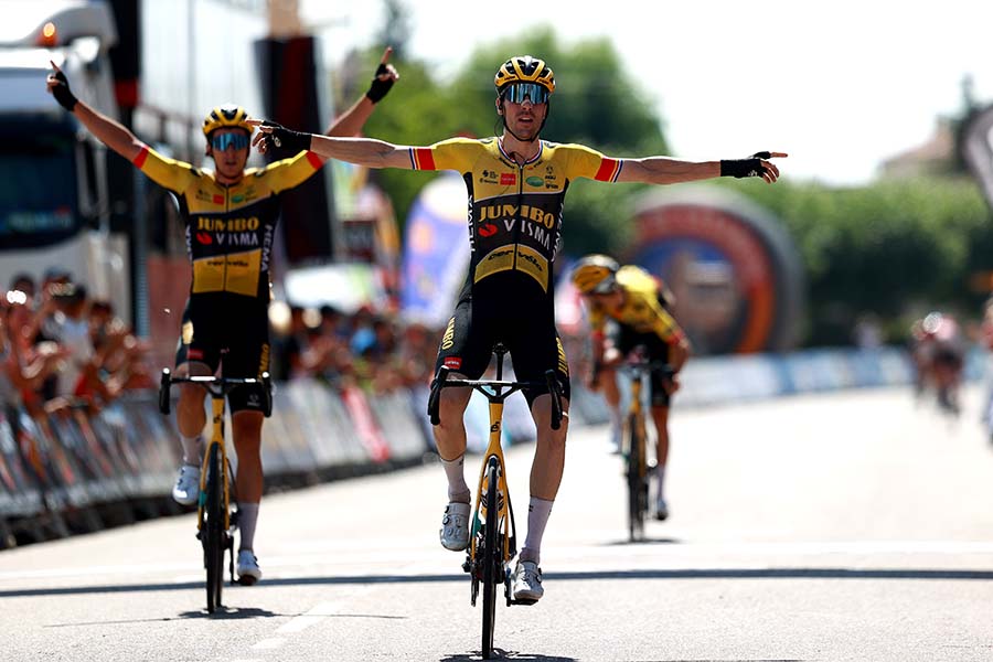 欧州の自転車レースで発生した生き残り3人の大クラッシュが話題に【写真：Getty Images】