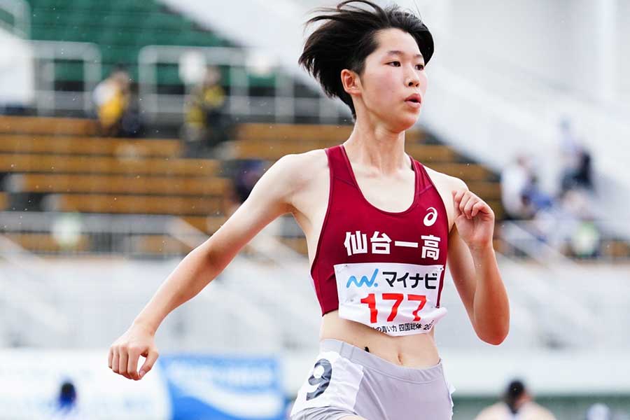 女子400メートル障害で準決勝進出を決めた仙台一・千葉史織【写真：荒川祐史】
