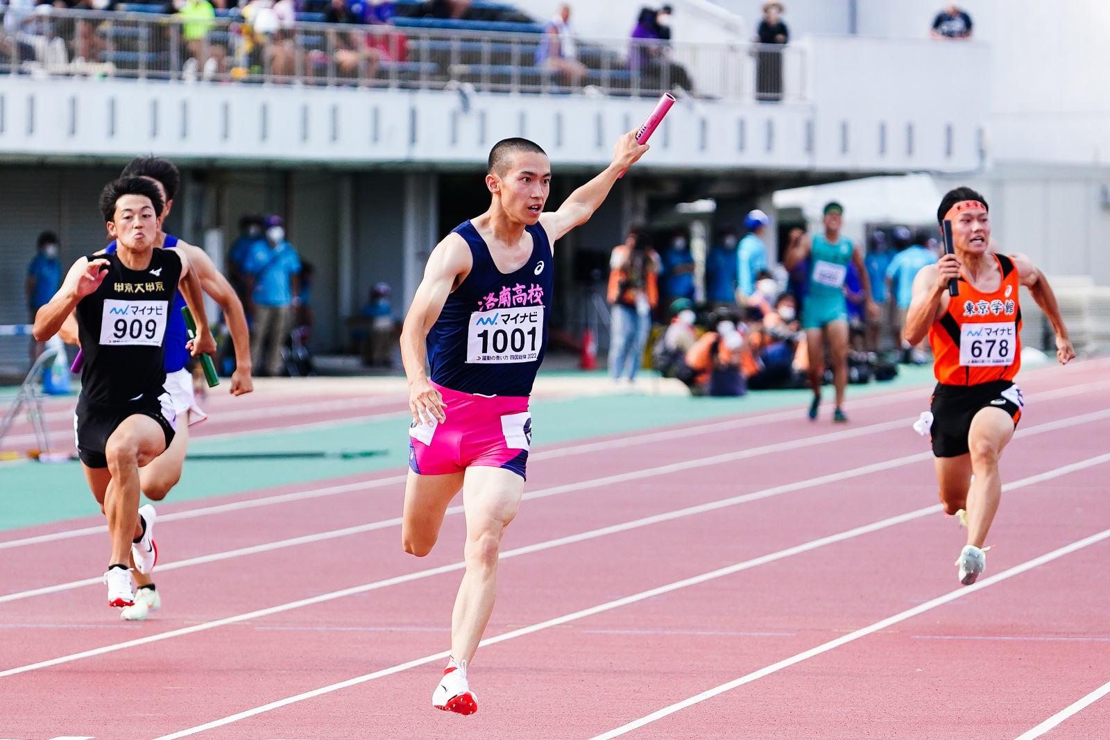 男子4×100メートルリレーで優勝した洛南の4走・大石凌功（左から2人目）【写真：荒川祐史】