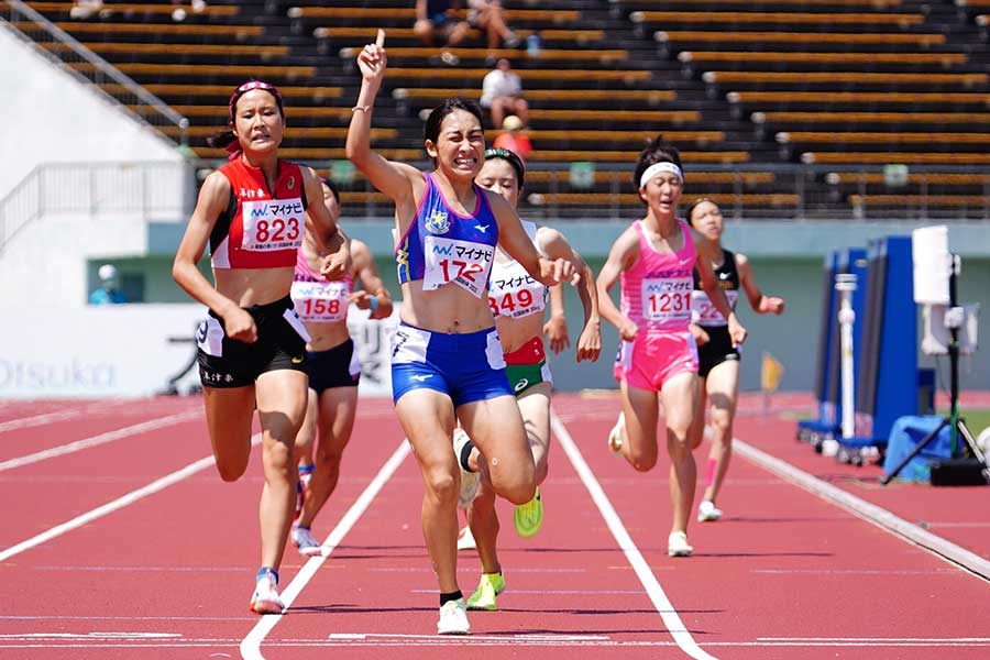 女子800メートルを制した壁谷衿奈（中央）【写真：荒川祐史】