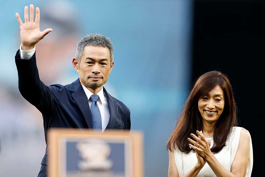 球団殿堂入りを果たしたイチロー氏。弓子夫人も出席した【写真：Getty Images】