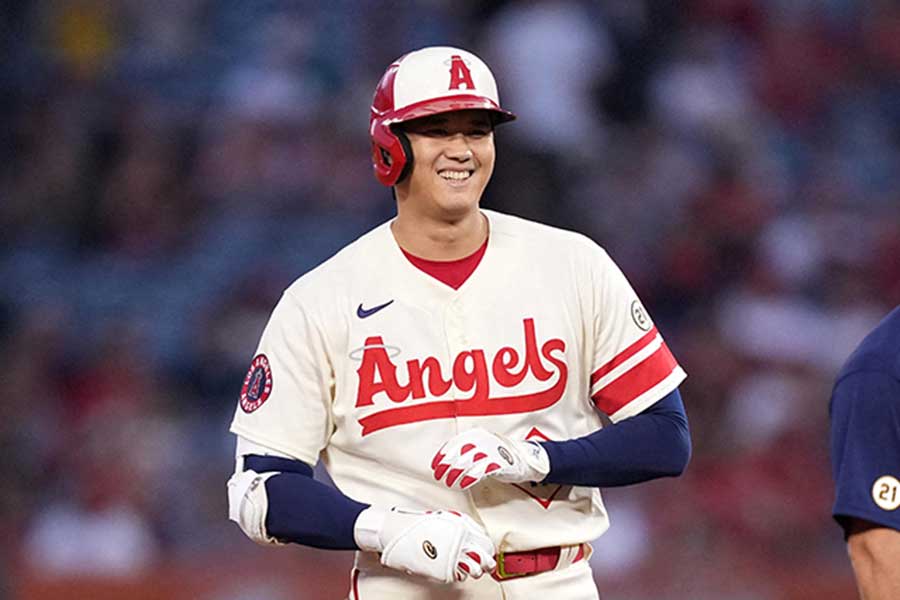 ラッキーな二塁打に塁上で笑顔を見せるエンゼルスの大谷翔平【写真：ロイター】