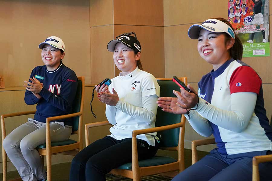 こどもたちとゲームを楽しむ女子ゴルファーたち【写真：日本女子プロゴルフ協会提供】