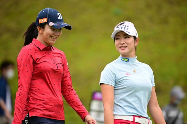 JLPGAマーカー(原英莉花、堀琴音、菅沼菜々、稲見萌寧) 菅沼菜々＆堀琴音「個性的スイングのお二人」練習日の笑顔2ショットに