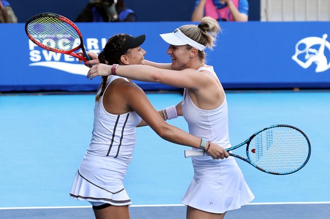 女子ダブルス優勝杯は