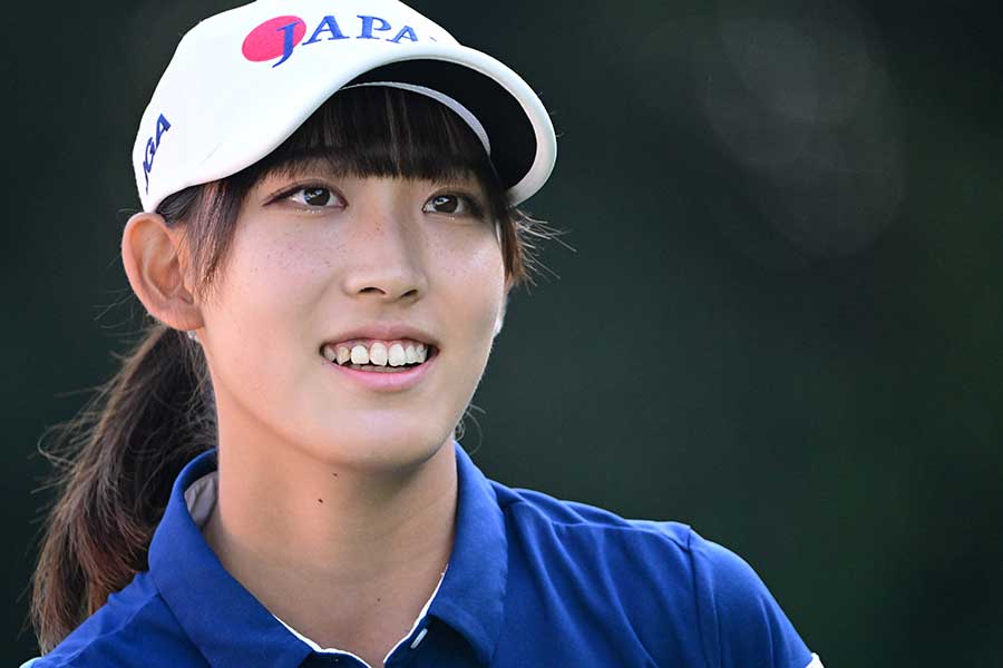 日本女子オープン第2日、ラウンド中に笑顔を見せる馬場咲希【写真：Getty Images】
