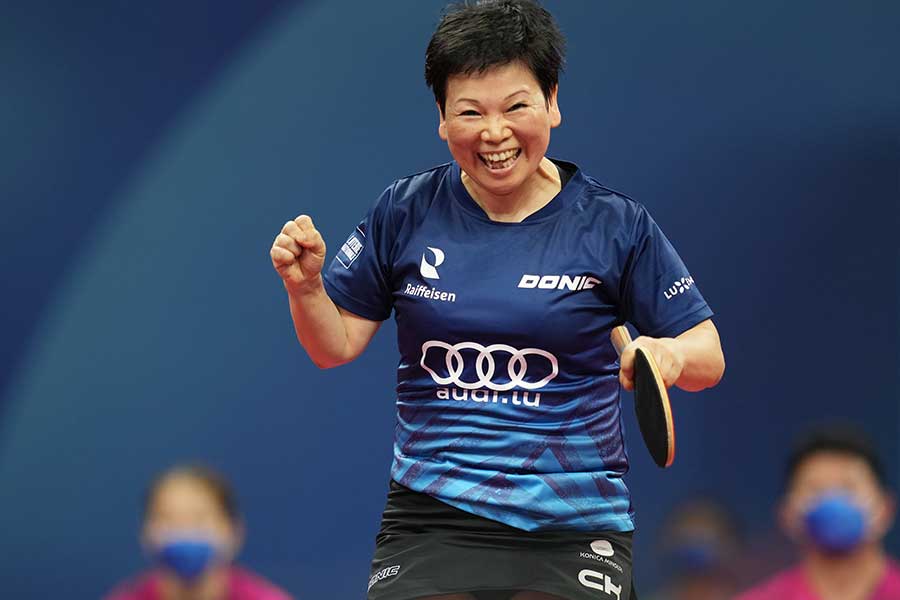 世界卓球、韓国戦で2勝を挙げて喜ぶルクセンブルクの59歳ニー・シャーリエン【写真：Getty Images】