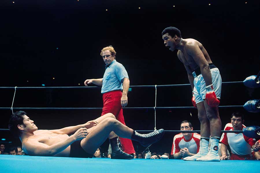 1976年、モハメド・アリと対戦したアントニオ猪木さん（左）【写真：Getty Images】