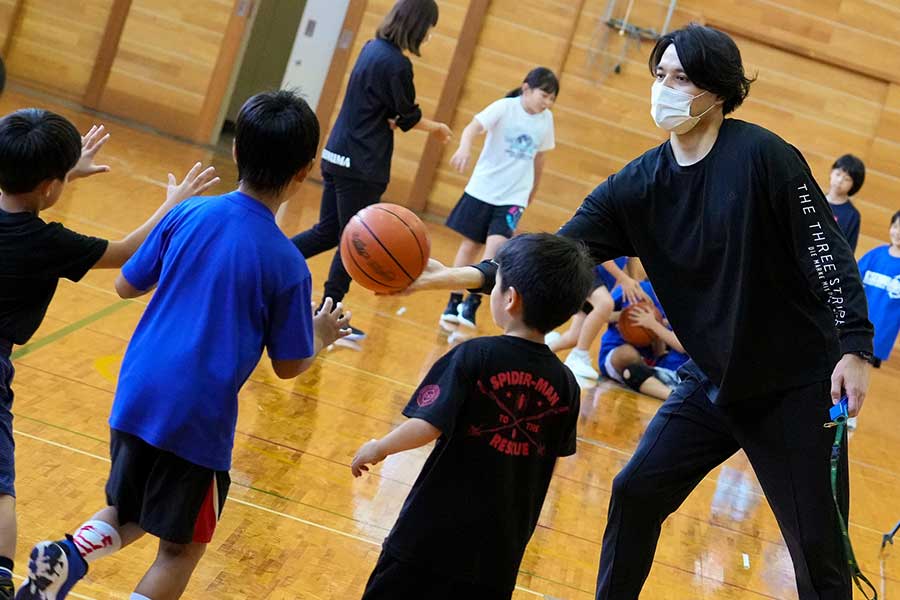 渡邉拓馬氏は子どもたちにアドバイスを送りながら練習を見守った【写真：村上正広】