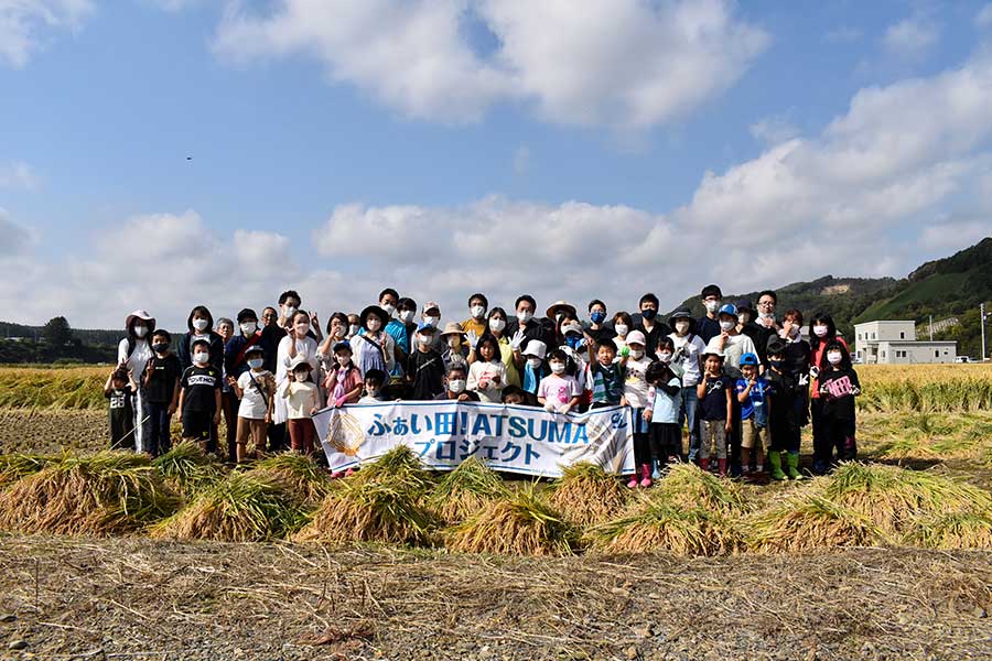 「ふぁい田！ATSUMAプロジェクト」で稲刈り体験をした参加者の集合写真【写真：球団提供】