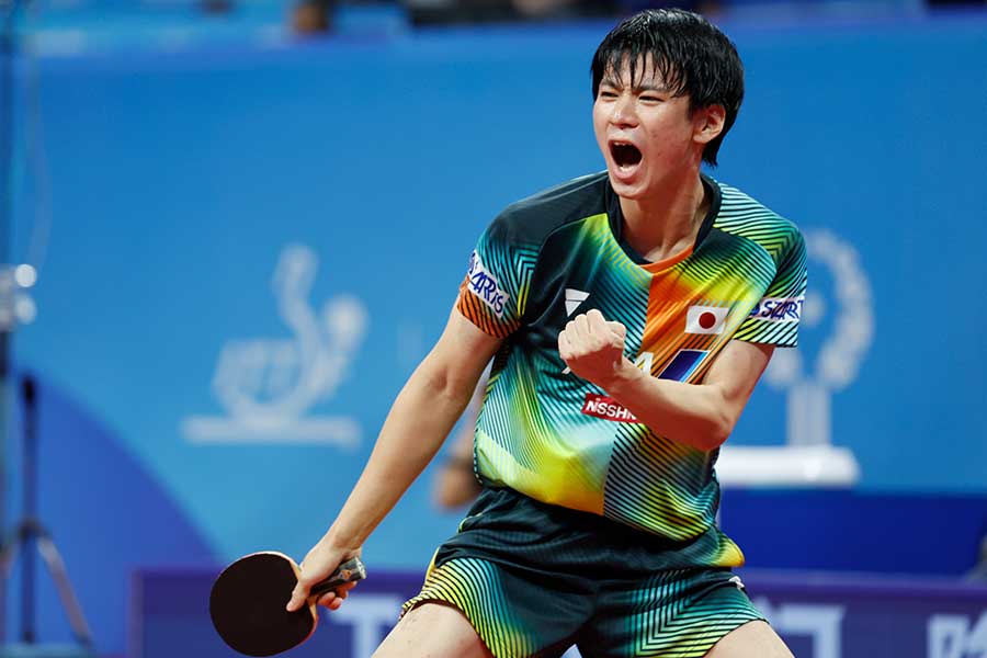 世界卓球団体戦、O・イオネスク戦で雄たけびを上げる戸上隼輔【写真：Getty Images】