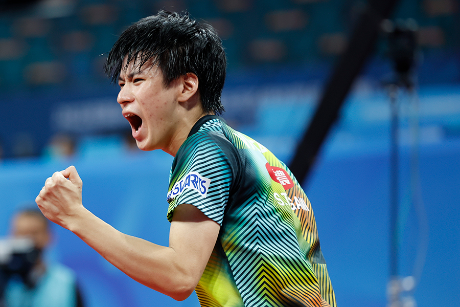 世界卓球団体戦、O・イオネスク戦で雄たけびを上げる戸上隼輔【写真：Getty Images】