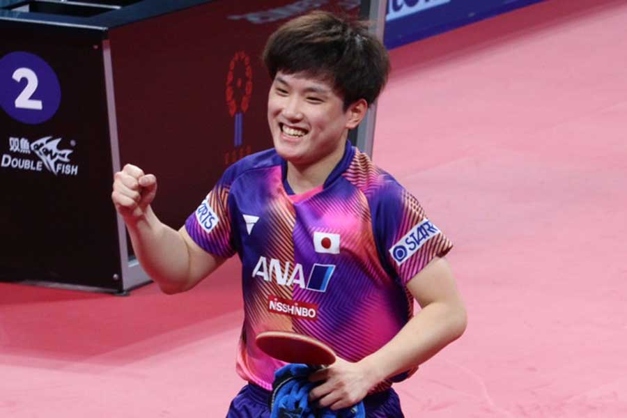 世界卓球香港戦、勝利を決めて笑顔で戻ってくる張本智和【写真：浜田洋平】