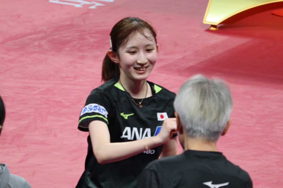 世界卓球、初出場で白星を挙げ笑顔の早田ひな【写真：浜田洋平】