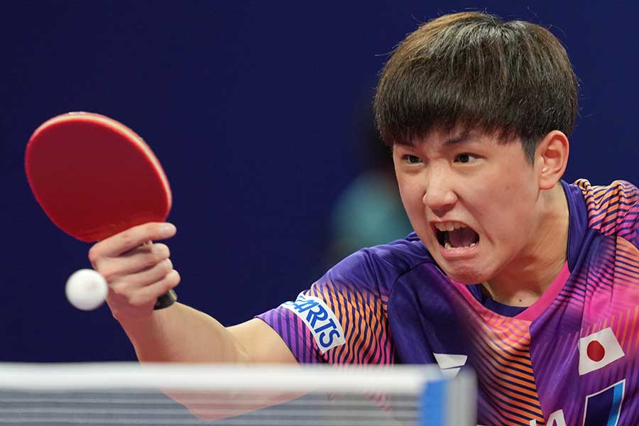 張本智和は香港戦で2勝。グループ単独首位浮上に貢献した【写真：Getty Images】