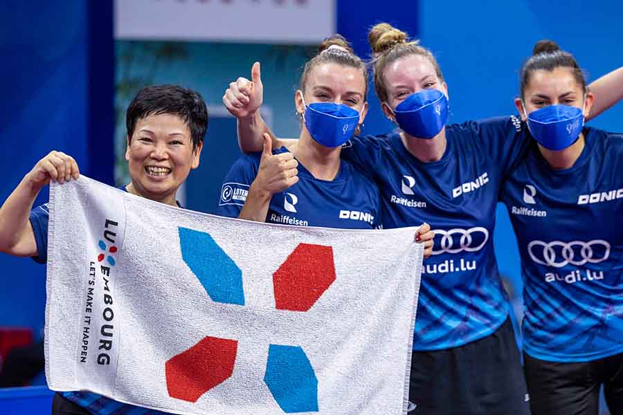 韓国を倒し、20代のチームメイトたちと喜びを分かち合う倪（一番左）【写真：Getty Images】