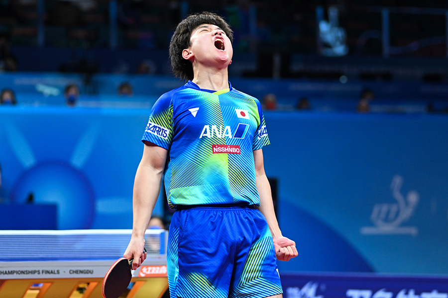 世界卓球、中国戦で王楚欽を破り雄叫びをあげる張本智和【写真：Getty Images】
