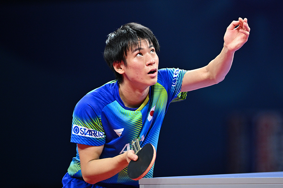 世界卓球、中国戦の第1試合でサーブをあげる戸上隼輔【写真：Getty Images】