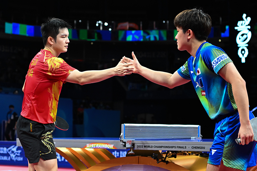 樊振東に勝利し、試合後に握手を交わす張本智和【写真：Getty Images】