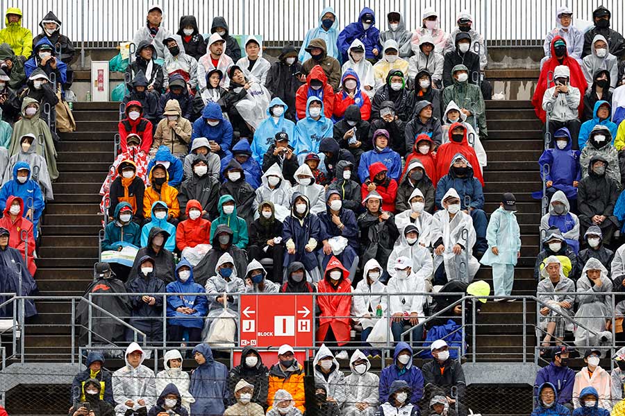 雨の中、鈴鹿サーキットに集まったファンたち【写真：ロイター】