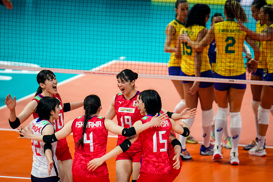 準々決勝でブラジルと対戦した女子日本代表【写真：Getty Images】