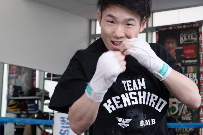 寺地拳四朗、カメラ目線のシャドーで