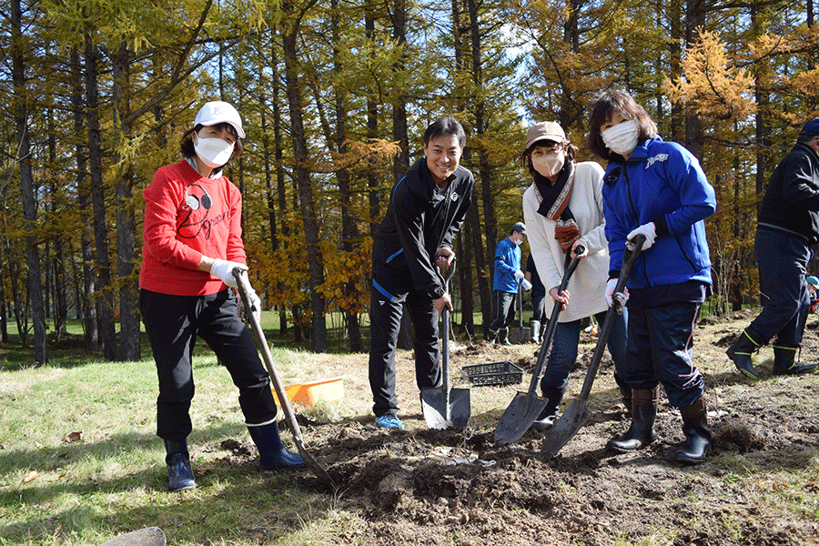 「FOREST.F」の活動に田中賢介SAも参加。苗木を植えた周りに土をかぶせる【写真：球団提供】