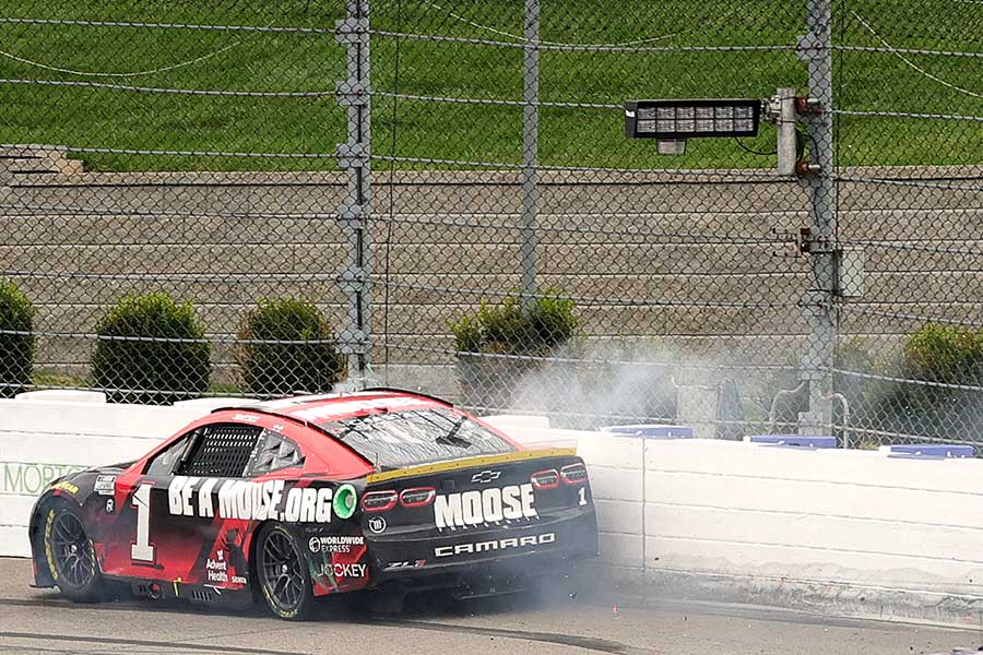 NASCARカップシリーズ、最終周で外壁に激突しながら走るロス・チャスティン【写真：Getty Images】