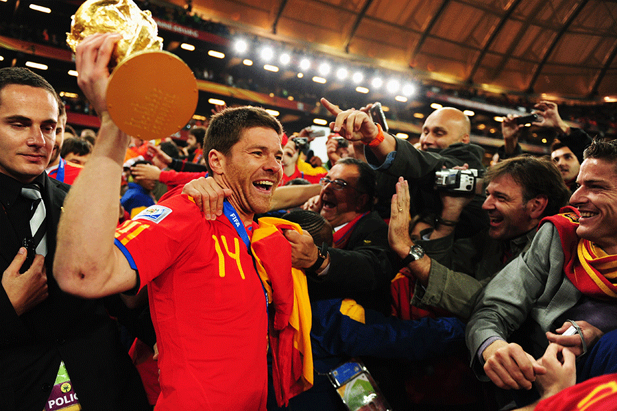 スペイン代表の黄金期を支えた名手シャビ・アロンソ、父親の影響を受けながら自らの力で飛躍した【写真：Getty Images】